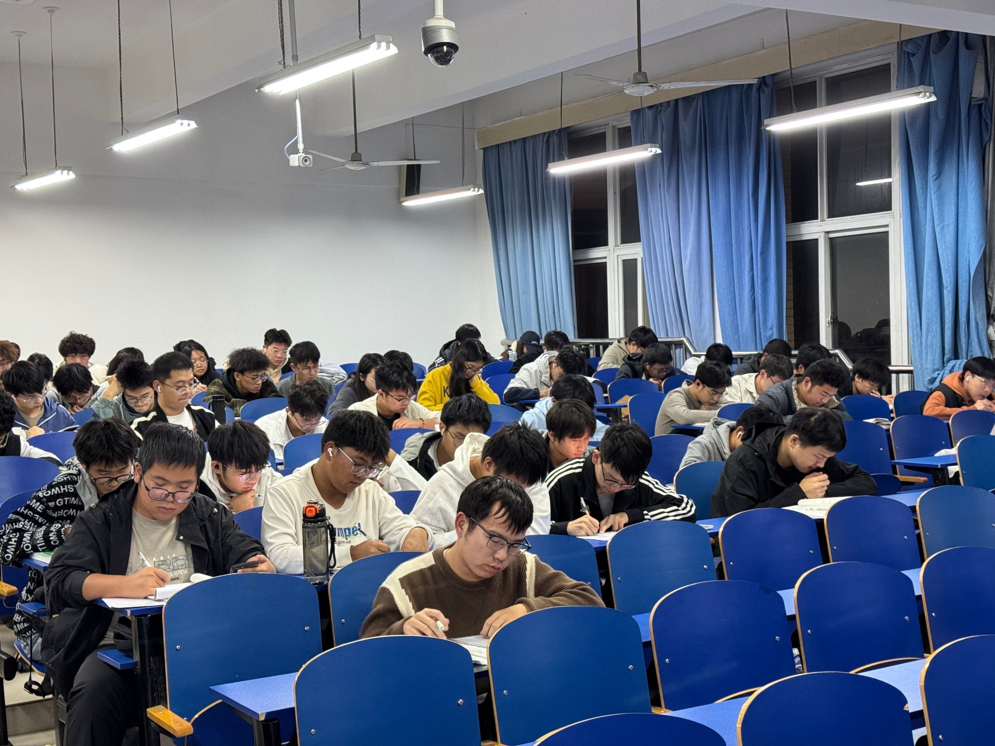 “在学习中沉静，在书香中陶醉”公司积极开展2025级晚自习